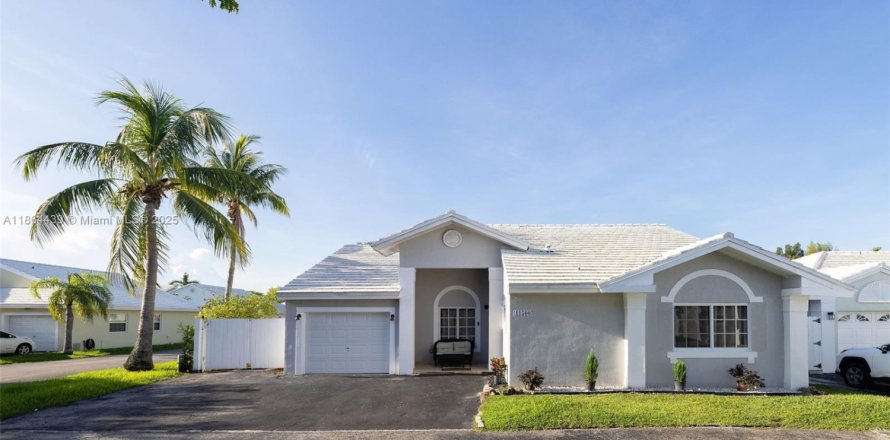 House in Miami, Florida 4 bedrooms, 149.11 sq.m. № 1893177
