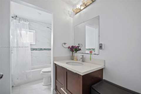 House in Miami, Florida 4 bedrooms, 149.11 sq.m. № 1893177 - photo 17