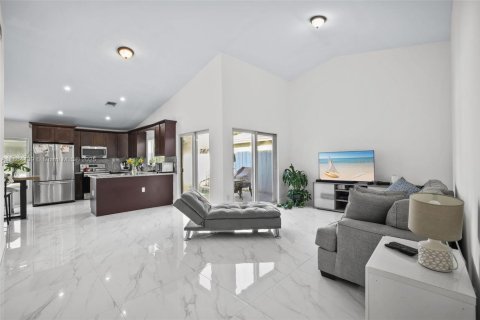 House in Miami, Florida 4 bedrooms, 149.11 sq.m. № 1893177 - photo 5