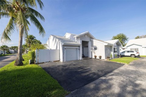 House in Miami, Florida 4 bedrooms, 149.11 sq.m. № 1893177 - photo 24