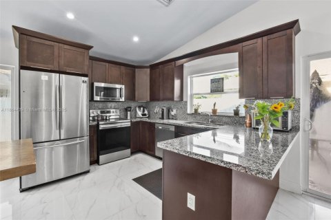 House in Miami, Florida 4 bedrooms, 149.11 sq.m. № 1893177 - photo 7