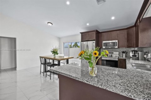 House in Miami, Florida 4 bedrooms, 149.11 sq.m. № 1893177 - photo 9
