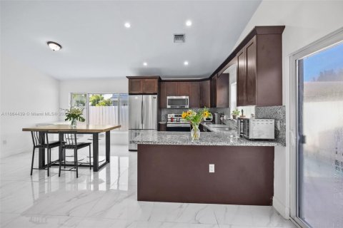 House in Miami, Florida 4 bedrooms, 149.11 sq.m. № 1893177 - photo 10