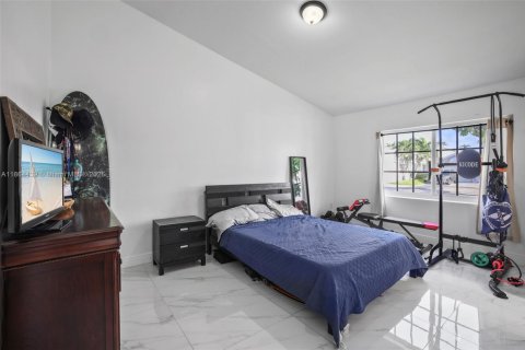 House in Miami, Florida 4 bedrooms, 149.11 sq.m. № 1893177 - photo 13