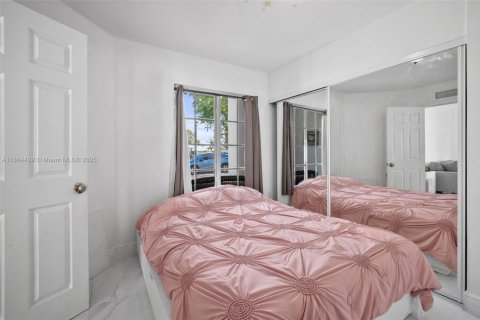 House in Miami, Florida 4 bedrooms, 149.11 sq.m. № 1893177 - photo 22
