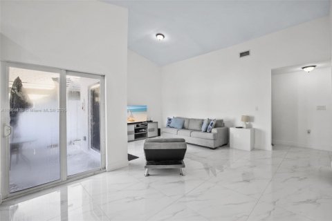 House in Miami, Florida 4 bedrooms, 149.11 sq.m. № 1893177 - photo 6