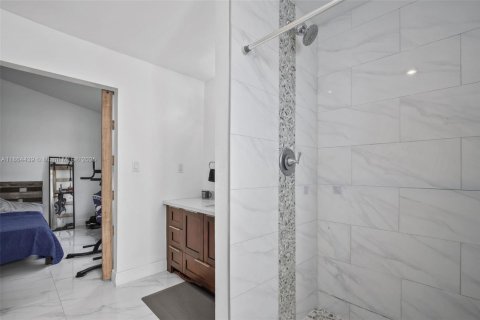House in Miami, Florida 4 bedrooms, 149.11 sq.m. № 1893177 - photo 15