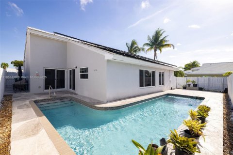 House in Miami, Florida 4 bedrooms, 149.11 sq.m. № 1893177 - photo 4