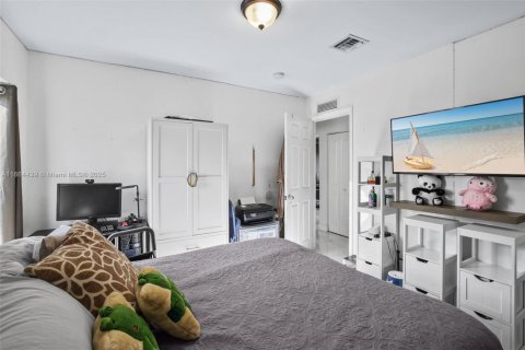 House in Miami, Florida 4 bedrooms, 149.11 sq.m. № 1893177 - photo 20