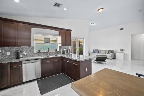 House in Miami, Florida 4 bedrooms, 149.11 sq.m. № 1893177 - photo 8