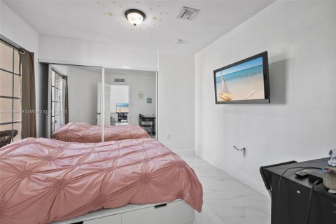 House in Miami, Florida 4 bedrooms, 149.11 sq.m. № 1893177 - photo 21