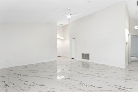 House in Tampa, Florida 4 bedrooms, 180.88 sq.m. № 2209054 - photo 10