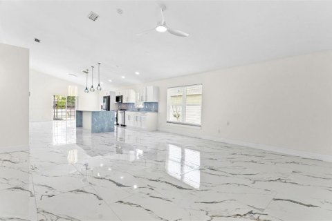 House in Tampa, Florida 4 bedrooms, 180.88 sq.m. № 2209054 - photo 5