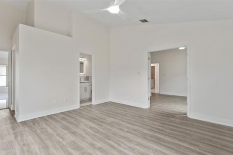 House in Tampa, Florida 4 bedrooms, 180.88 sq.m. № 2209054 - photo 15