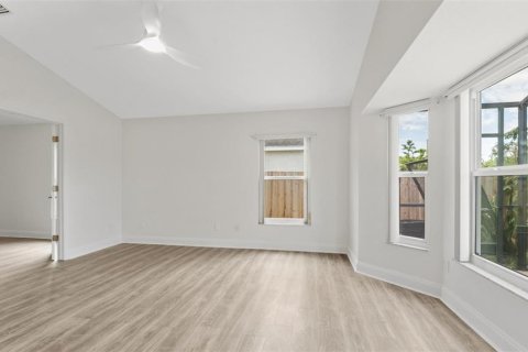 House in Tampa, Florida 4 bedrooms, 180.88 sq.m. № 2209054 - photo 13