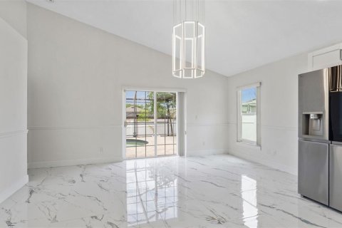 House in Tampa, Florida 4 bedrooms, 180.88 sq.m. № 2209054 - photo 8