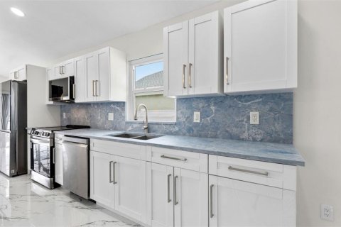 House in Tampa, Florida 4 bedrooms, 180.88 sq.m. № 2209054 - photo 4