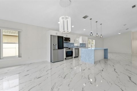 House in Tampa, Florida 4 bedrooms, 180.88 sq.m. № 2209054 - photo 6