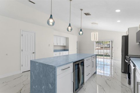 House in Tampa, Florida 4 bedrooms, 180.88 sq.m. № 2209054 - photo 7