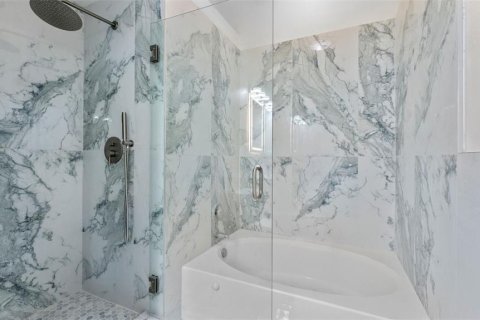 House in Tampa, Florida 4 bedrooms, 180.88 sq.m. № 2209054 - photo 12
