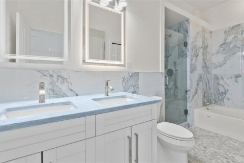 House in Tampa, Florida 4 bedrooms, 180.88 sq.m. № 2209054 - photo 11