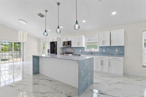 House in Tampa, Florida 4 bedrooms, 180.88 sq.m. № 2209054 - photo 3