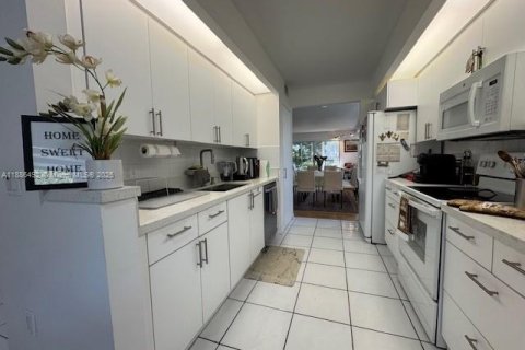Condo in Pembroke Pines, Florida, 2 bedrooms № 1933141 - photo 6