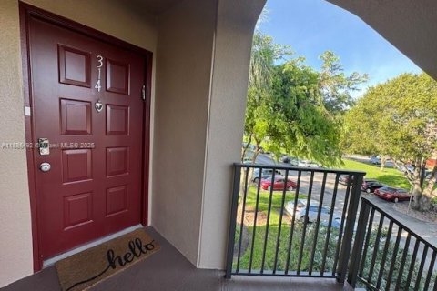 Condo in Pembroke Pines, Florida, 2 bedrooms № 1933141 - photo 2