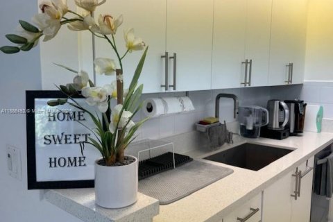 Condo in Pembroke Pines, Florida, 2 bedrooms № 1933141 - photo 7