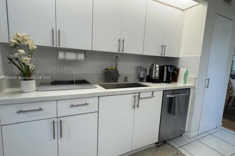 Condo in Pembroke Pines, Florida, 2 bedrooms № 1933141 - photo 9