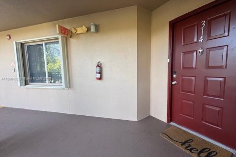 Condo in Pembroke Pines, Florida, 2 bedrooms № 1933141 - photo 5