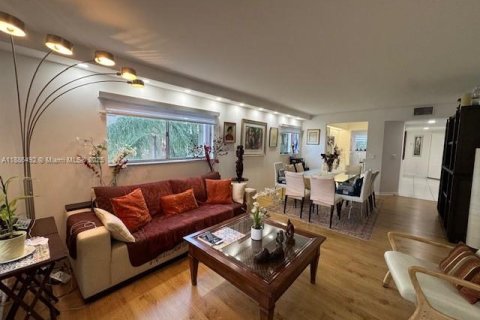 Condo in Pembroke Pines, Florida, 2 bedrooms № 1933141 - photo 26