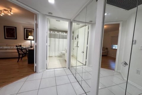 Condo in Pembroke Pines, Florida, 2 bedrooms № 1933141 - photo 14