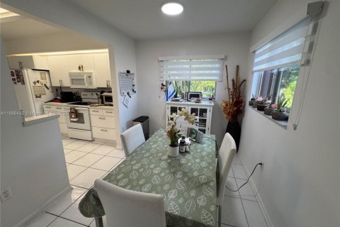 Condo in Pembroke Pines, Florida, 2 bedrooms № 1933141 - photo 29