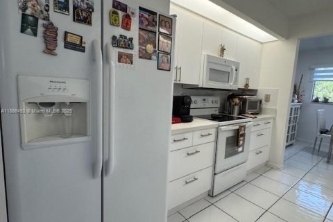 Condo in Pembroke Pines, Florida, 2 bedrooms № 1933141 - photo 11