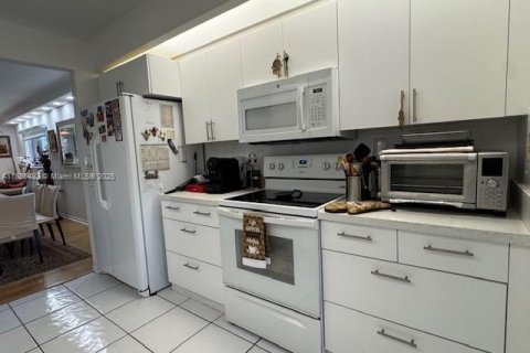 Condo in Pembroke Pines, Florida, 2 bedrooms № 1933141 - photo 10