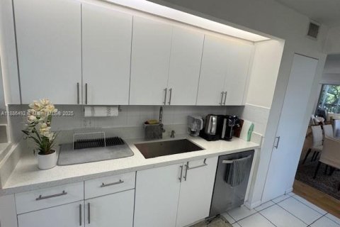 Condo in Pembroke Pines, Florida, 2 bedrooms № 1933141 - photo 8