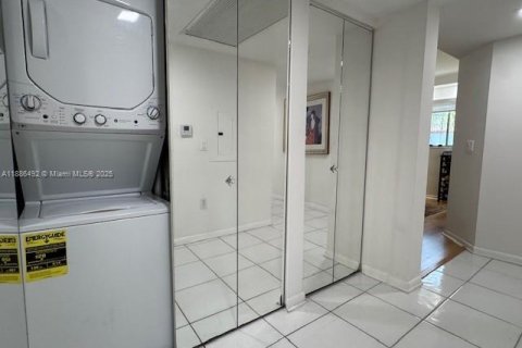 Condo in Pembroke Pines, Florida, 2 bedrooms № 1933141 - photo 16