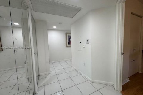 Condo in Pembroke Pines, Florida, 2 bedrooms № 1933141 - photo 15