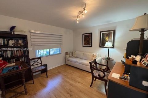 Condo in Pembroke Pines, Florida, 2 bedrooms № 1933141 - photo 12