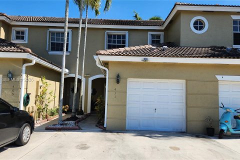 Townhouse in Pembroke Pines, Florida 2 bedrooms, 108.6 sq.m. № 2031676 - photo 1