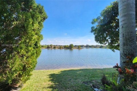 Townhouse in Pembroke Pines, Florida 2 bedrooms, 108.6 sq.m. № 2031676 - photo 4