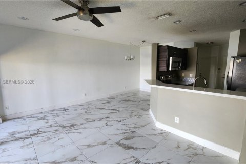 Townhouse in Pembroke Pines, Florida 2 bedrooms, 108.6 sq.m. № 2031676 - photo 6