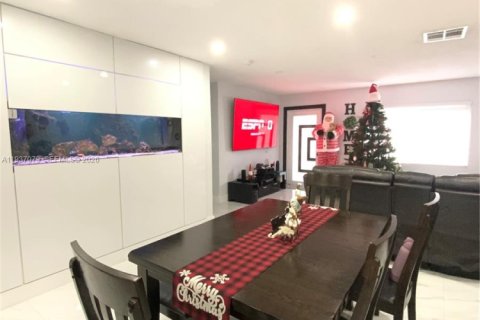 Casa en venta en Miami Gardens, Florida, 3 dormitorios, 165.92 m2 № 1999445 - foto 3