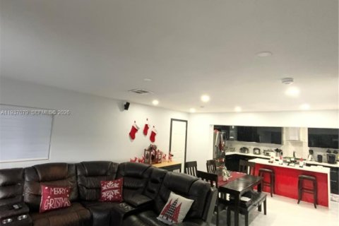 Casa en venta en Miami Gardens, Florida, 3 dormitorios, 165.92 m2 № 1999445 - foto 2