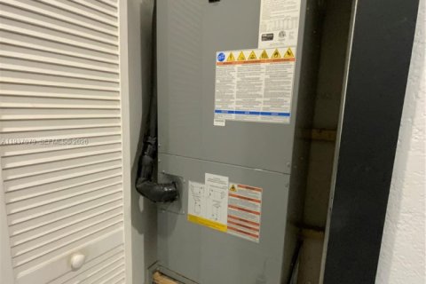 Casa en venta en Miami Gardens, Florida, 3 dormitorios, 165.92 m2 № 1999445 - foto 26