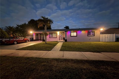 Casa en Miami Gardens, Florida 3 dormitorios, 165.92 m2 № 1999445