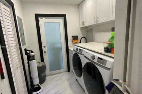 Casa en venta en Miami Gardens, Florida, 3 dormitorios, 165.92 m2 № 1999445 - foto 28