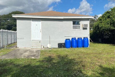 Villa ou maison à louer à Opa-locka, Floride № 1982100 - photo 12