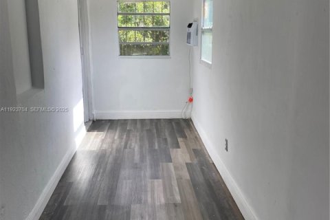 Villa ou maison à louer à Opa-locka, Floride № 1982100 - photo 5